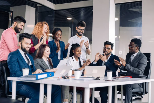 Biuro startupu po godzinach, symbolizujące pracę i poświęcenie